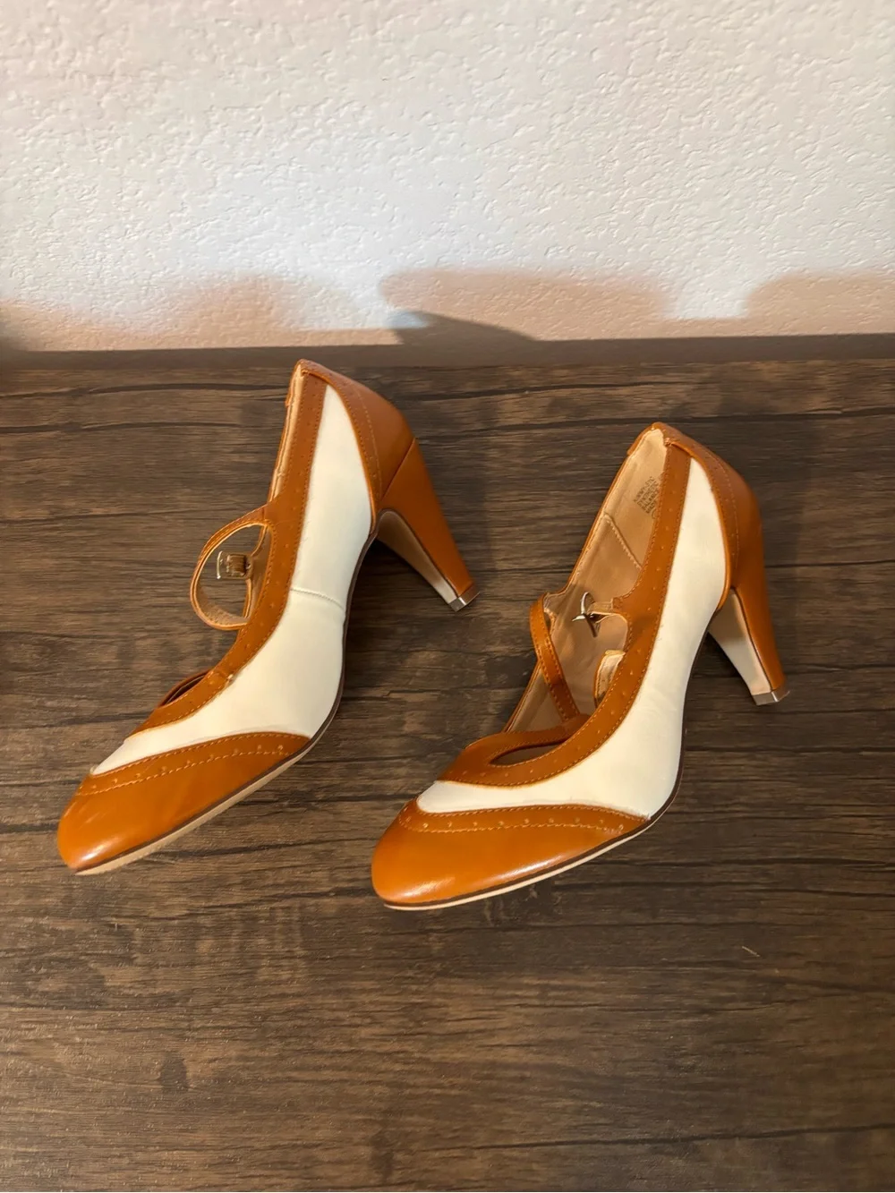 Shoes size 9 - Picture 2 of 5